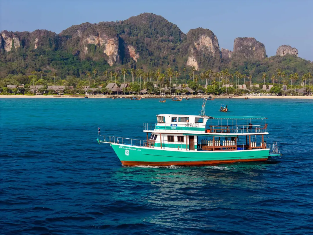 SAii Phi Phi Island Village Resort - Boat Arrival