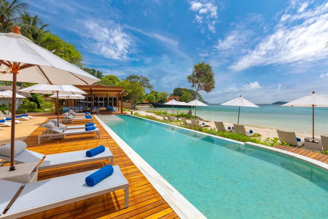 OUTRIGGER Phi Phi Island Resort - Pool Lounge