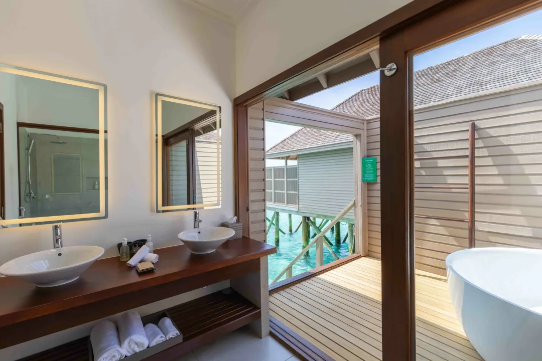 Meeru Ocean Villa - Bathroom