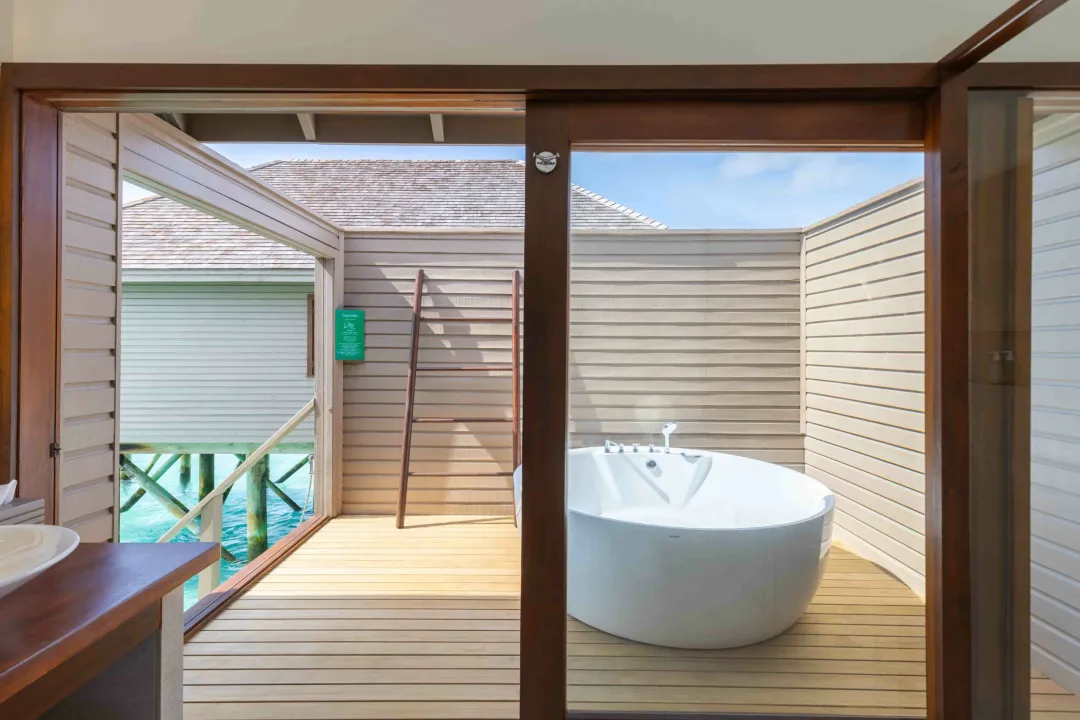 Meeru Ocean Villa - Bathtub