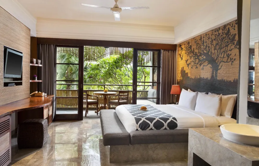Deluxe Room - Bedroom with Balcony View