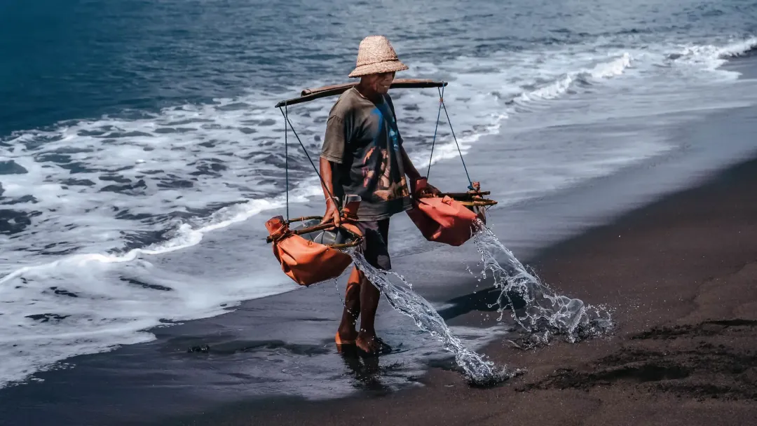 Alila Manggis - Sea Salt Making