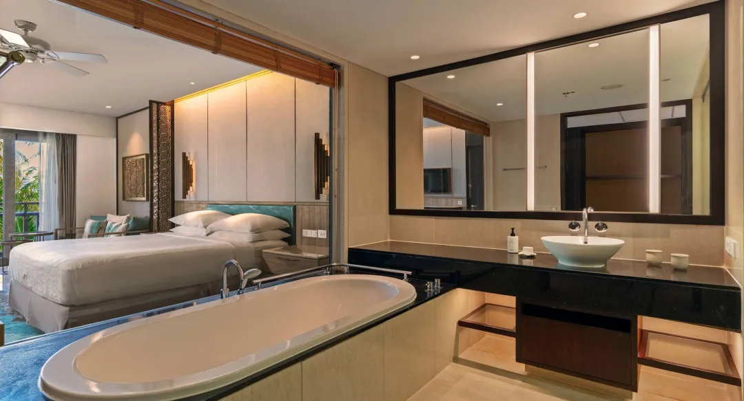 Deluxe Oceanfront Room - Bathroom