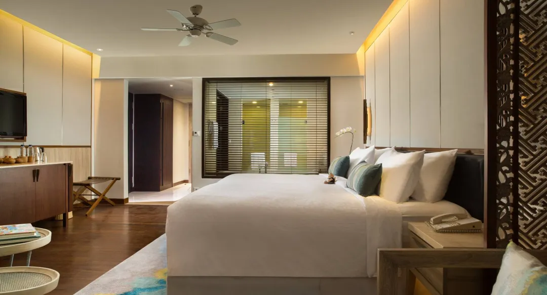 Deluxe Oceanfront Room - Bedroom