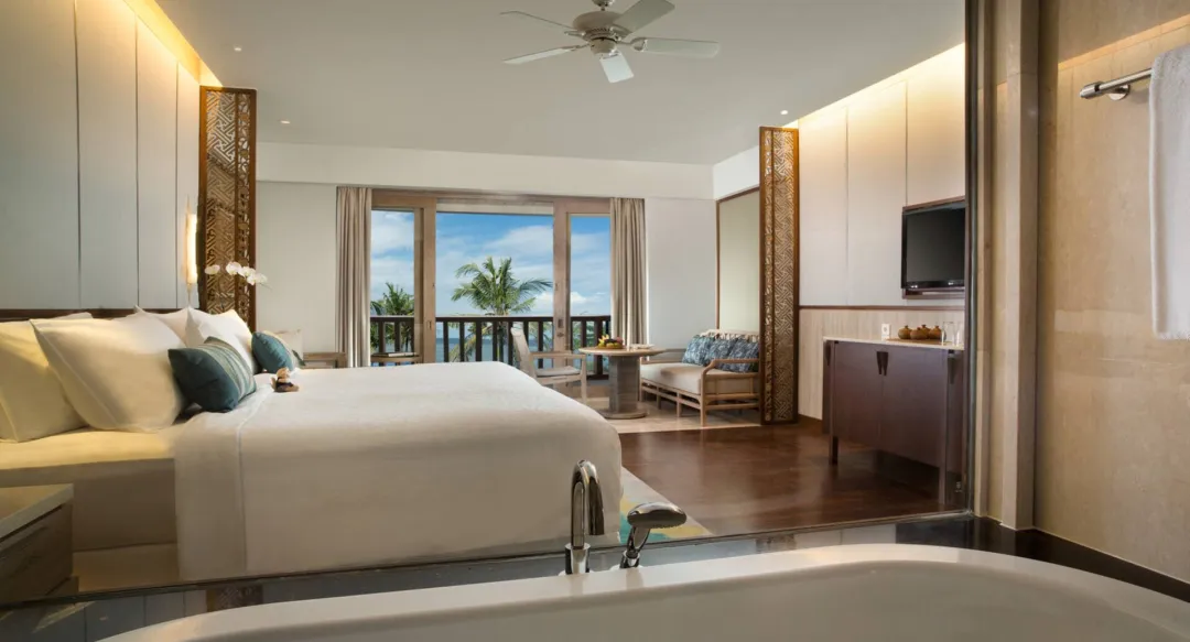 Deluxe Oceanfront Room - King Bed