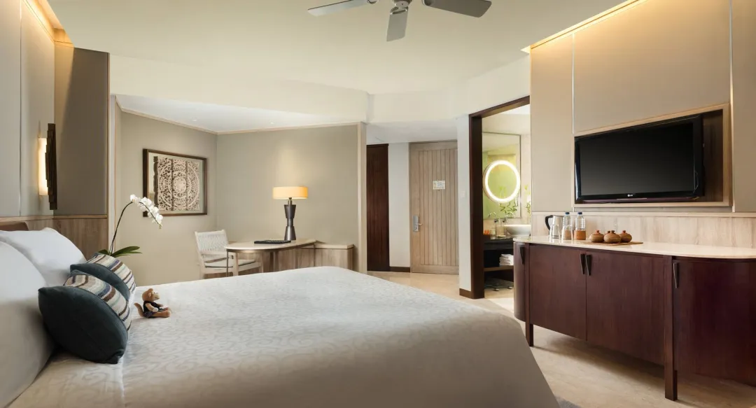 Deluxe Lagoon Access - King Bed