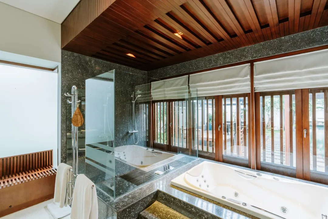 Three Bedroom Royal Courtyard Villa -Jacuzzi