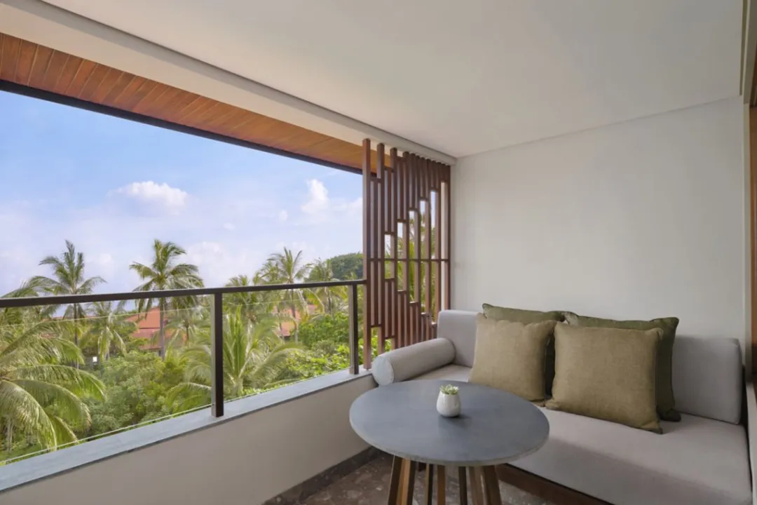 Deluxe Pool View Room - Balcony Lounge