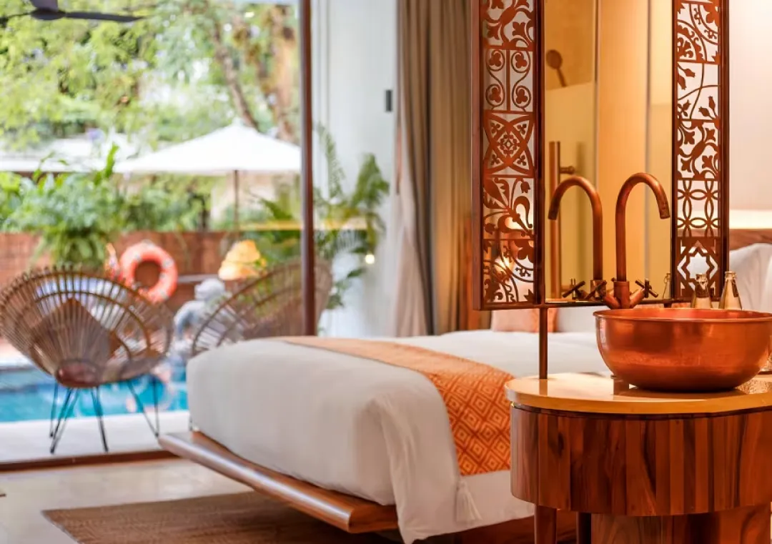 Colonial Pool Access Room - Bedroom