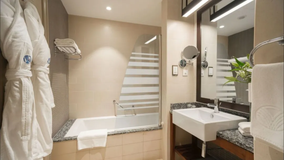 Odysseys Travel - Amwaj Rotana - Rooms - Sea View Family Room with Balcony - Bathroom