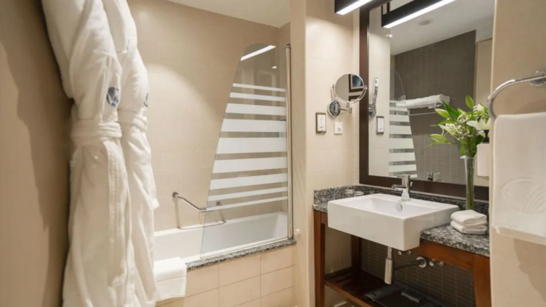 Odysseys Travel - Amwaj Rotana - Rooms - Sea Front View Family Room with Balcony - Bathroom