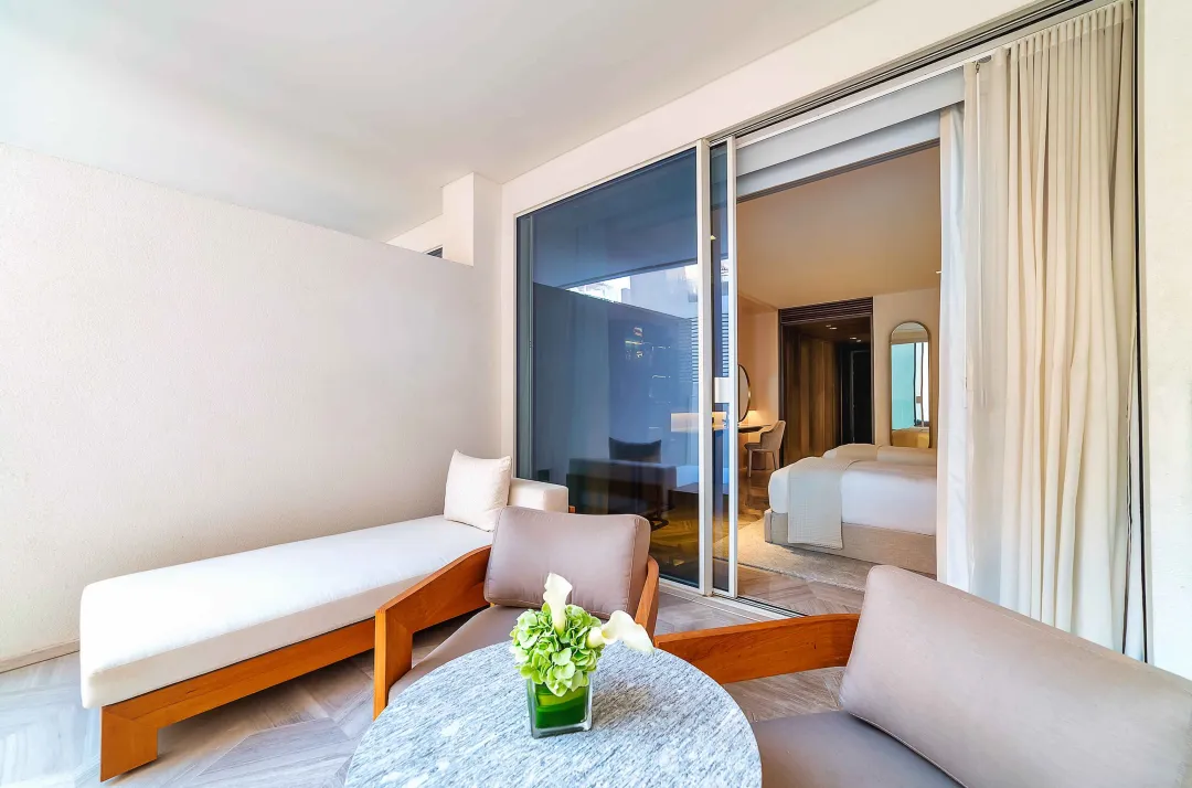 Odysseys Travel - Five Palm Jumeirah - Superior Double Queen Guest Room - Seating Area