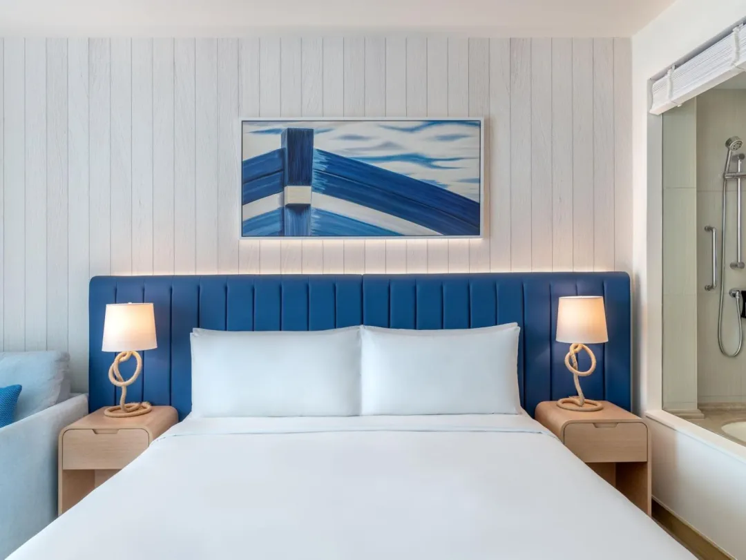 Odysseys Travel - Crowne Plaza Abu Dhabi - Yas Island by IHG - One King Deluxe Plaza View With Theme Park Access - Bedroom