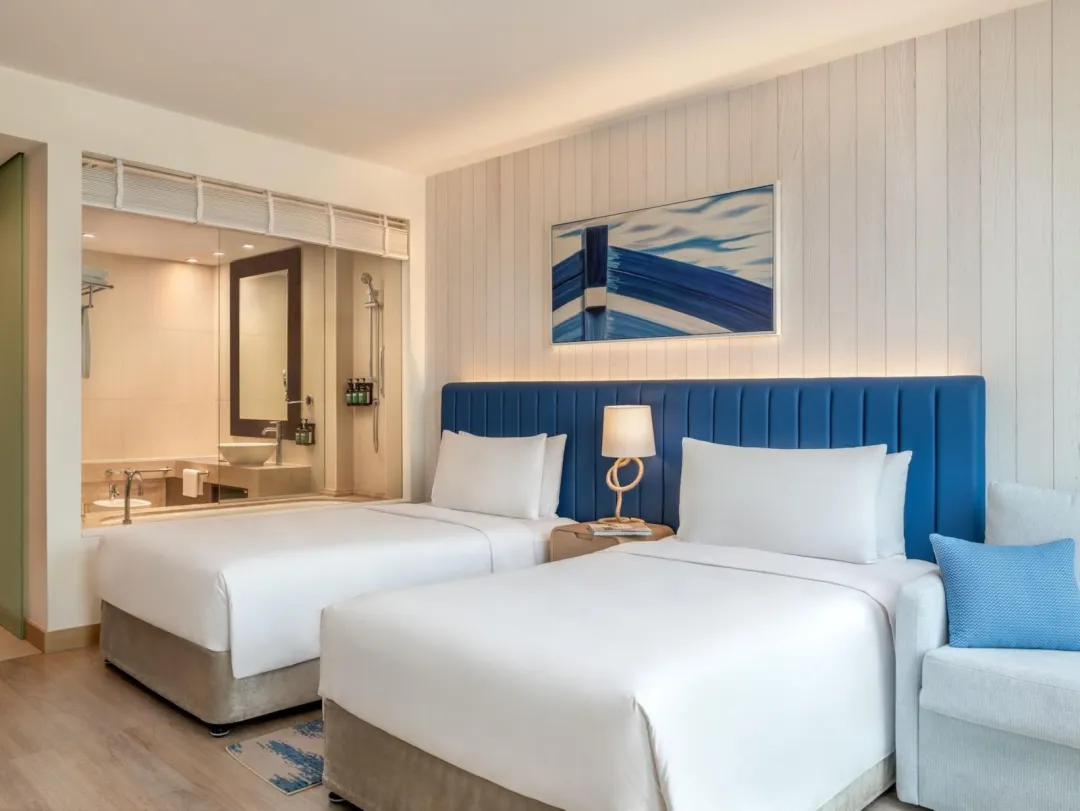Odysseys Travel - Crowne Plaza Abu Dhabi - Yas Island by IHG - Two Twin Deluxe Plaza View Theme Park Access - Bedroom