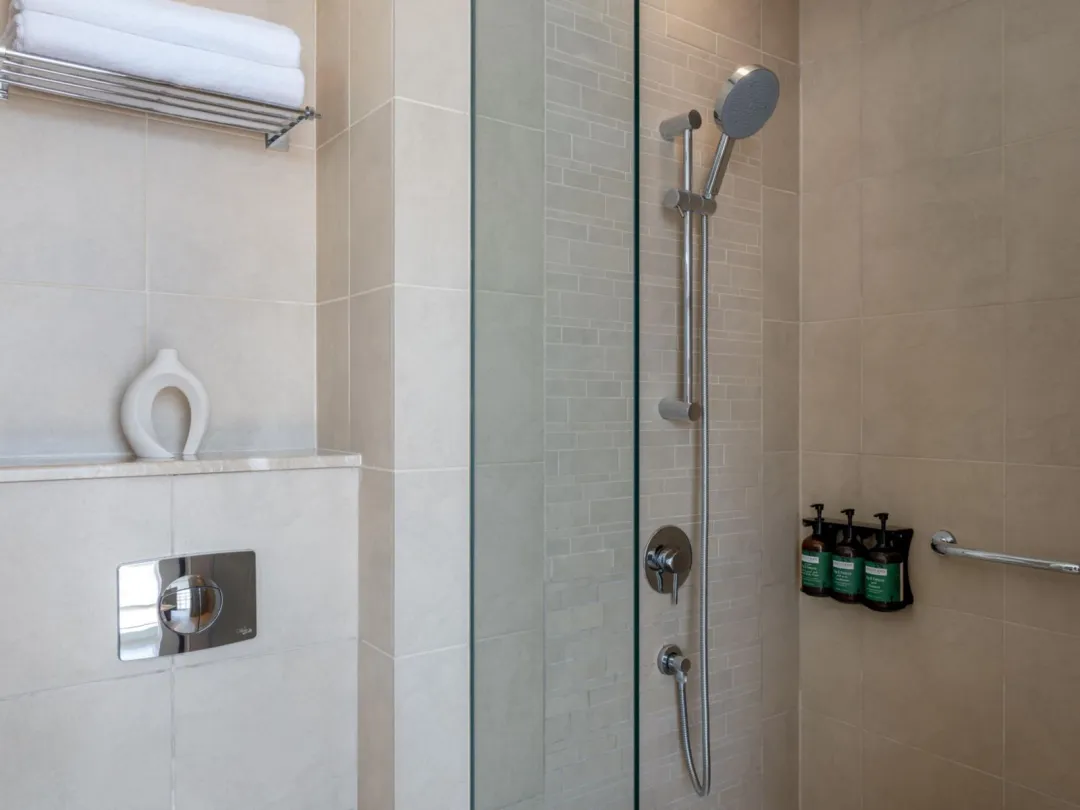 Odysseys Travel - Yas Plaza Circuit - Yas Island by IHG - Deluxe Family Queen Room Plaza View Theme Park Access - Bathroom