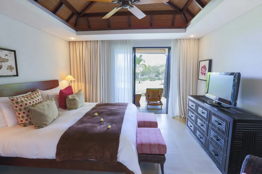 Odysseys Travel - The Bay Club at Anahita - Rooms - Prestige Suite Sea View - Three Bedrooms - Bedroom