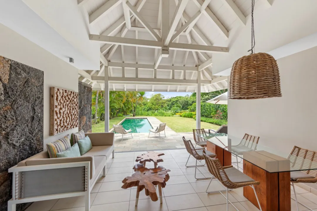 Odysseys Travel - The Bay Club at Anahita - Rooms - Deluxe Villa Golf View - Three Bedrooms - Veranda