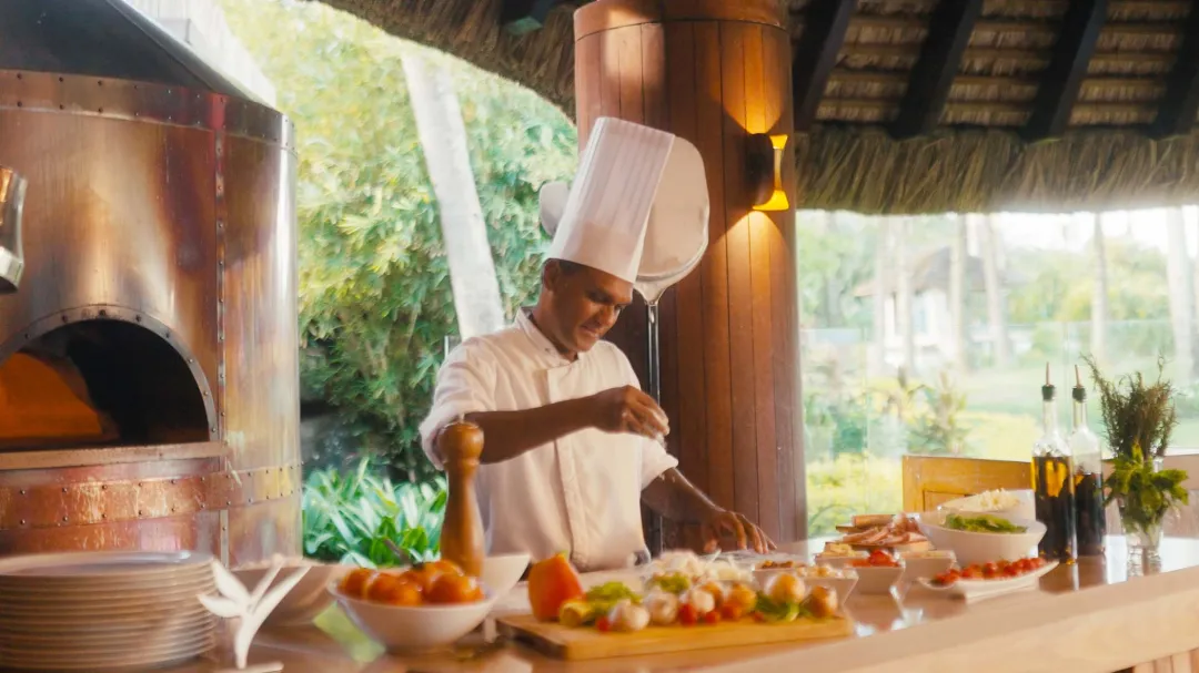 Odysseys Travel - The Bay Club at Anahita - The Bay Club Delicatessen - Pizza Making