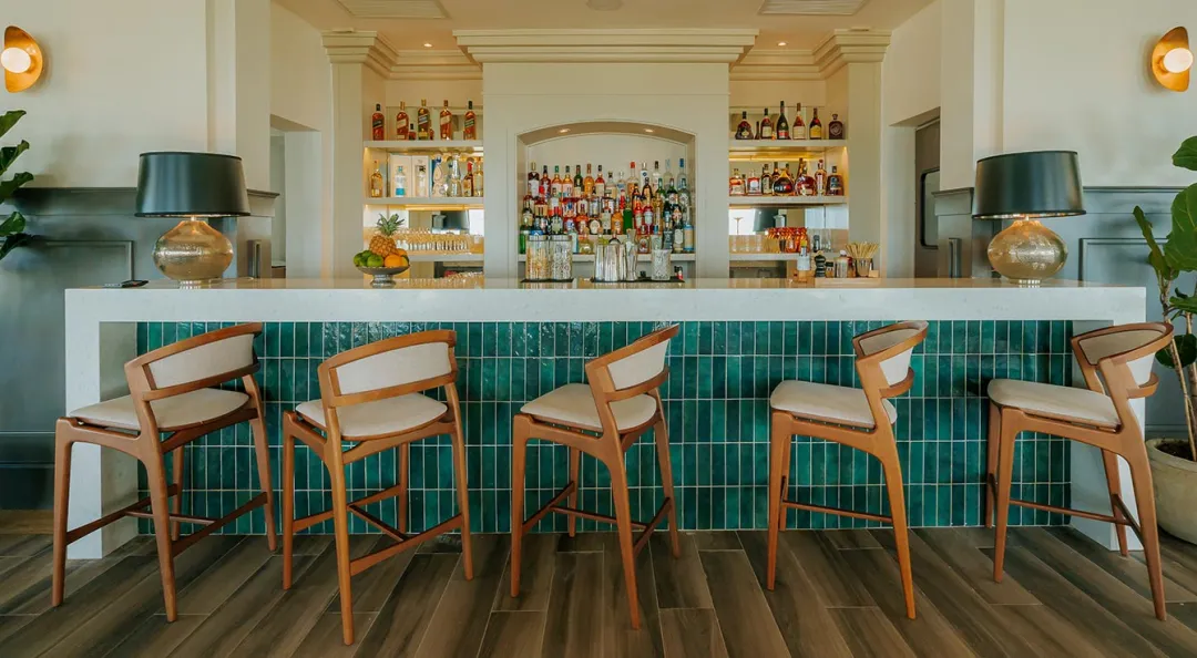 Odysseys Travel - Eden Roc Cap Cana - Hoyo 19 Bar - Interior set up