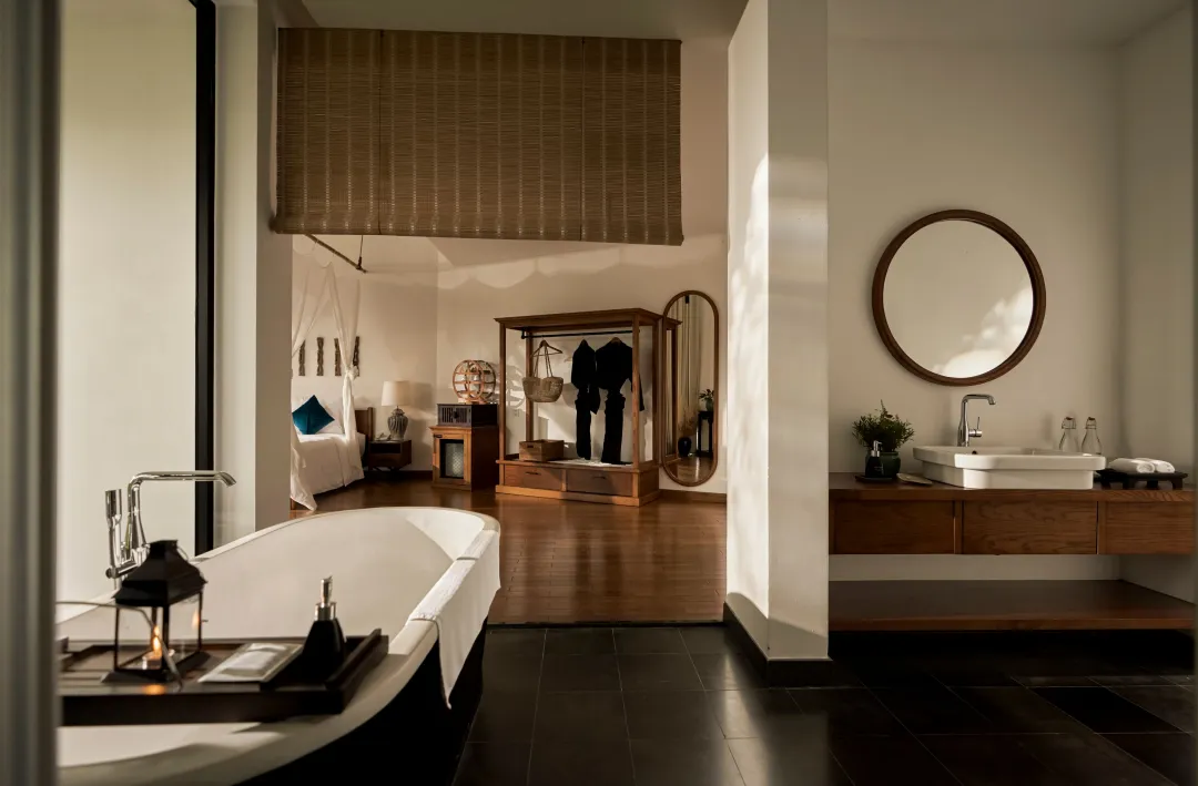 Deluxe Suite - Bathroom