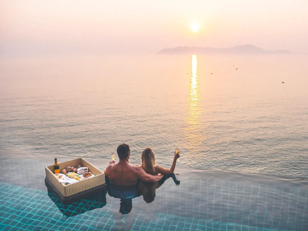 Banyan Tree Lang Co - Sunrise From Infinity Pool