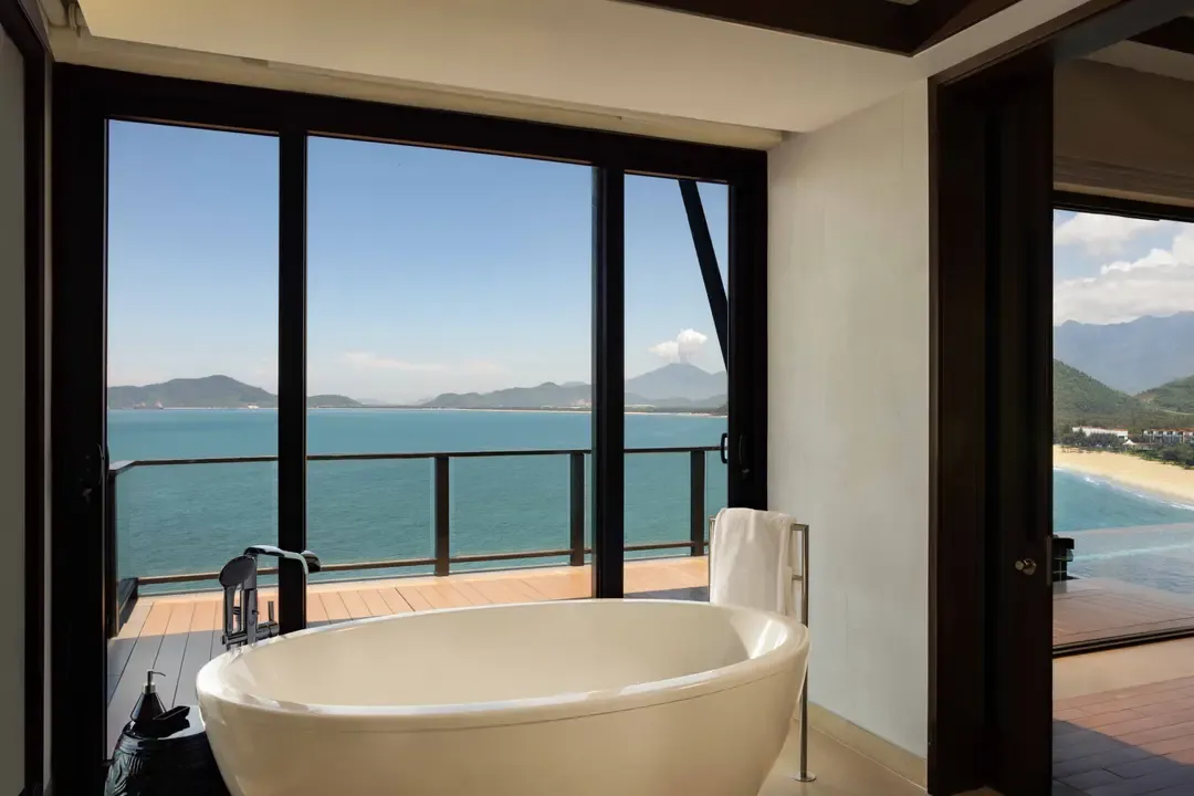 Two-Bedroom Seaview Hill Pool Villa - Bathtub