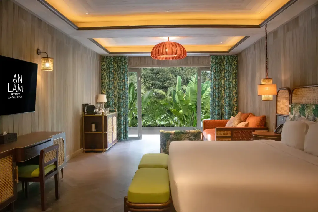 Garden View Suite - Bedroom with Garden View