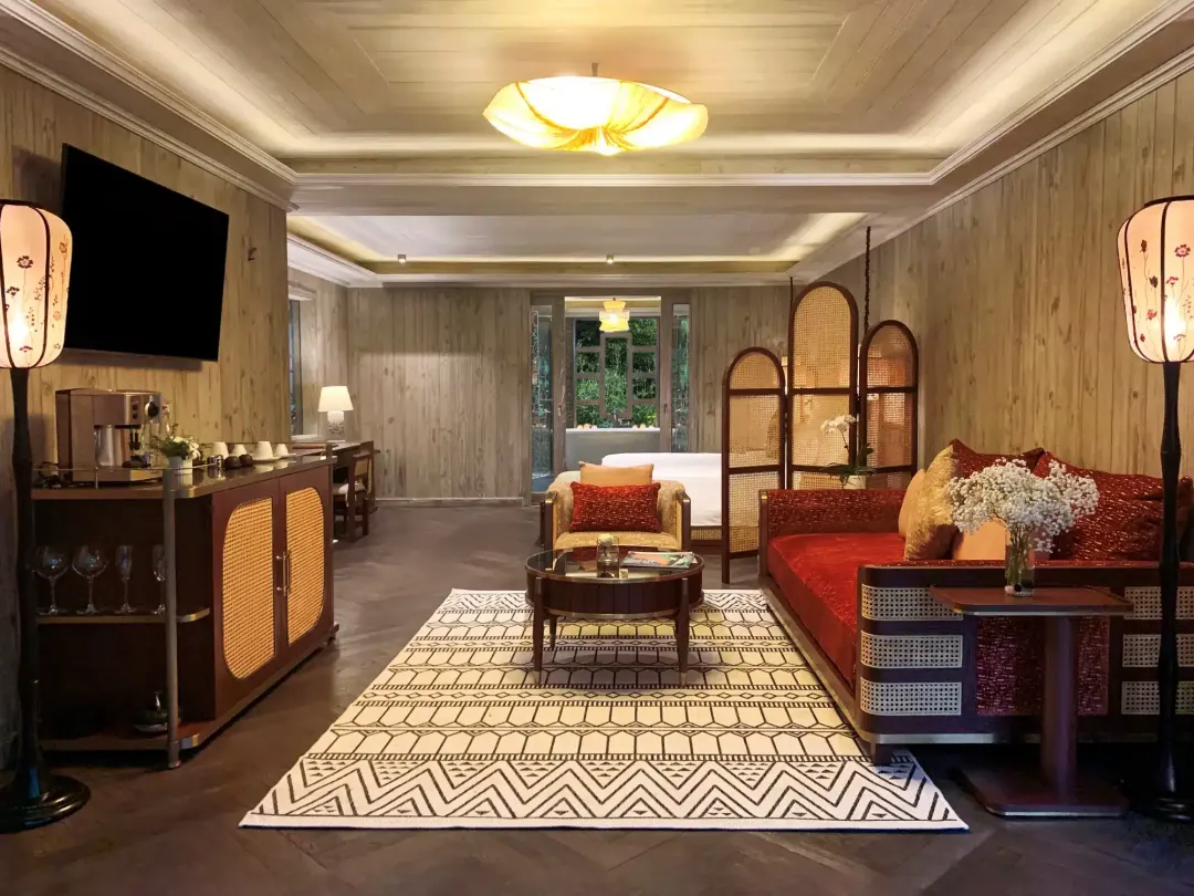 Riverside Suite - Seating Aeria