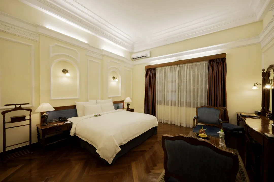 Odysseys Travel - Hotel Majestic Saigon - Rooms - Century Deluxe - Bedroom