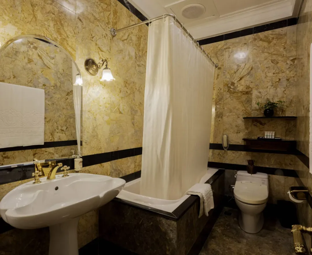 Odysseys Travel - Hotel Majestic Saigon - Rooms - Century Deluxe - Bathroom