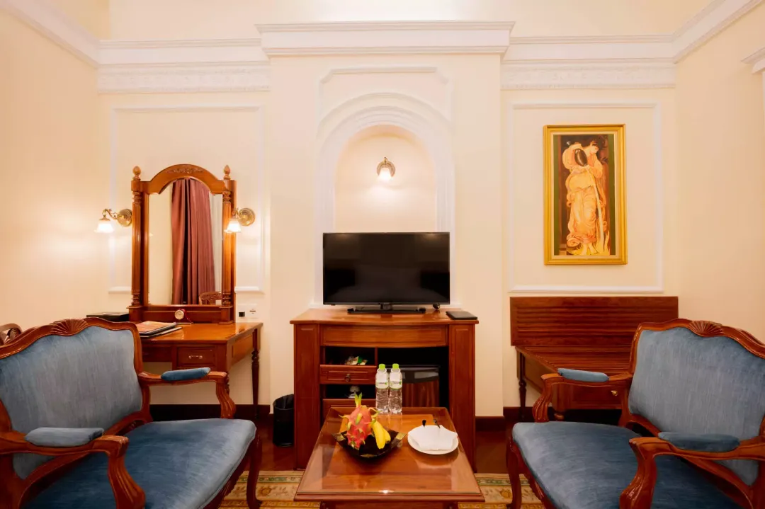 Odysseys Travel - Hotel Majestic Saigon - Rooms - Century Deluxe - Seating Area