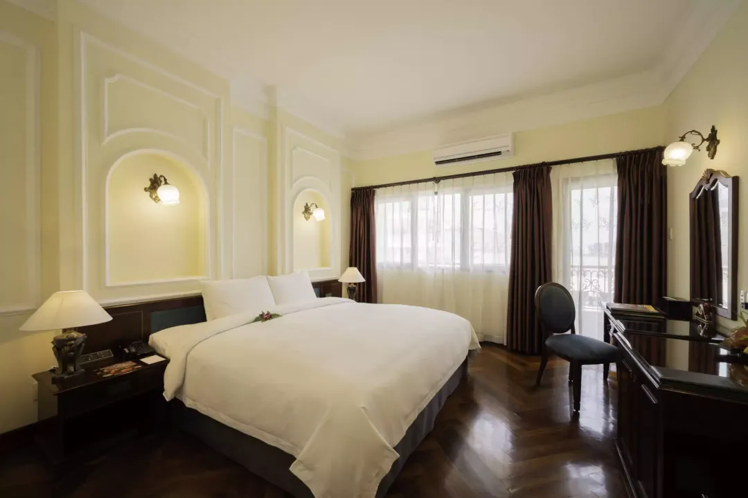 Odysseys Travel - Hotel Majestic Saigon - Rooms - Century City Deluxe - Bedroom
