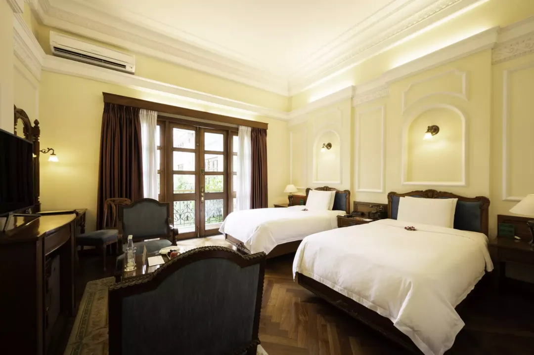 Odysseys Travel - Hotel Majestic Saigon - Rooms - Century Pool Deluxe - Bedroom