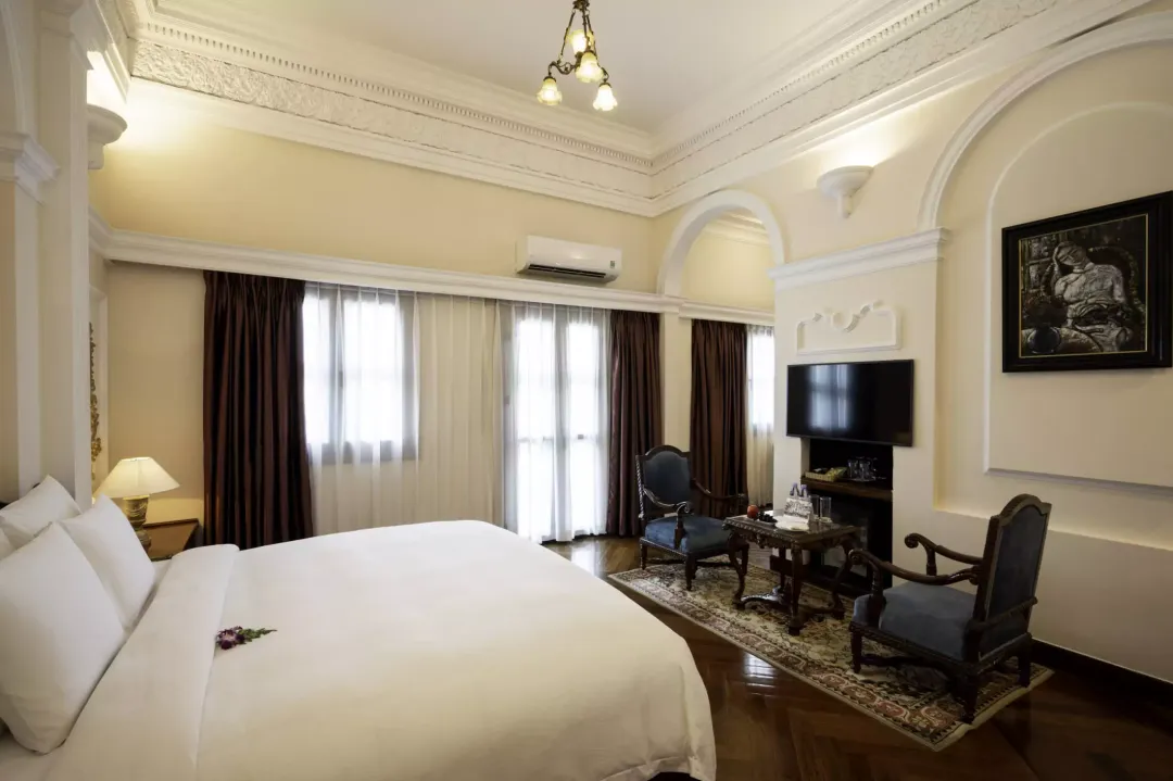 Odysseys Travel - Hotel Majestic Saigon - Rooms - Century River Deluxe - Bedroom