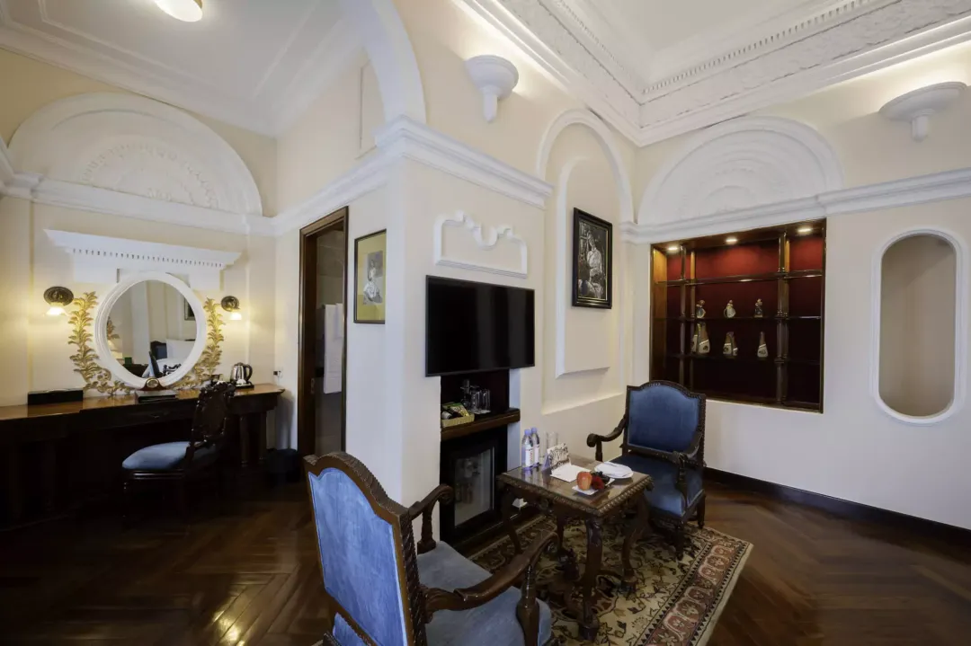 Odysseys Travel - Hotel Majestic Saigon - Rooms - Century River Deluxe - Dressing Area