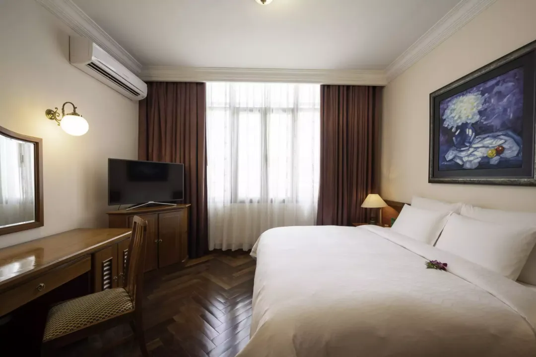 Odysseys Travel - Hotel Majestic Saigon - Rooms - Century Suite - Bedroom