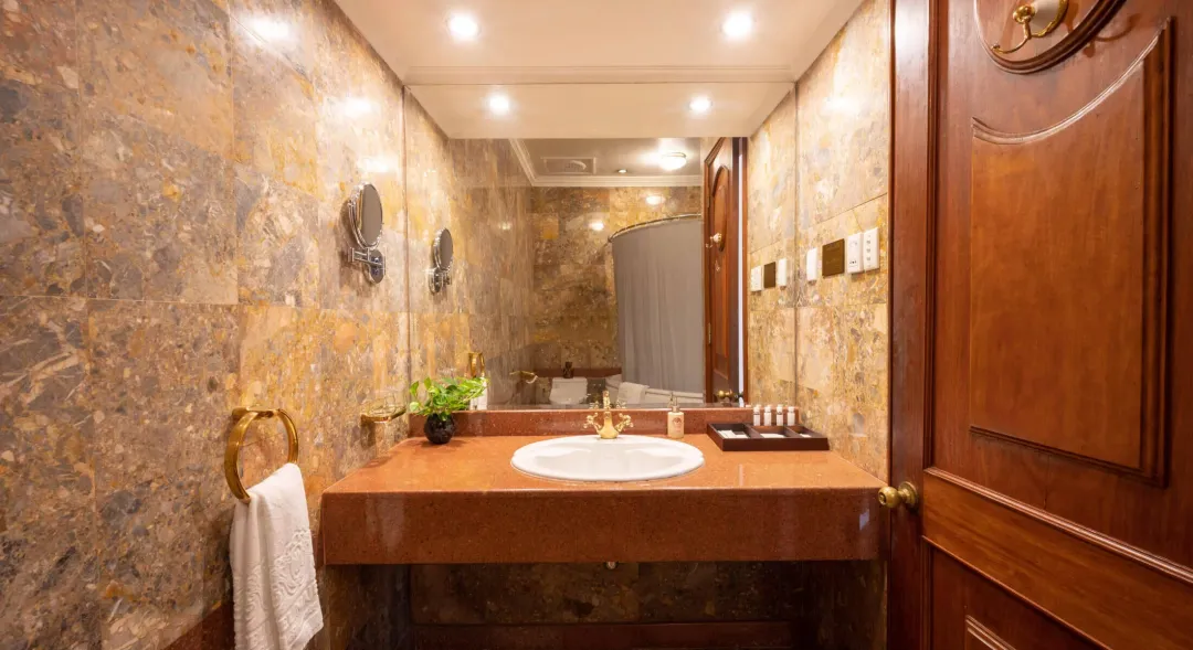 Odysseys Travel - Hotel Majestic Saigon - Rooms - Century Suite - Bathroom