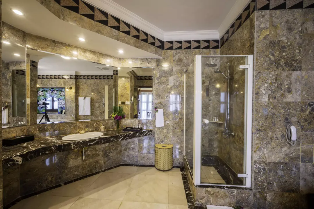 Odysseys Travel - Hotel Majestic Saigon - Rooms - Century Majestic Suite - Bathroom