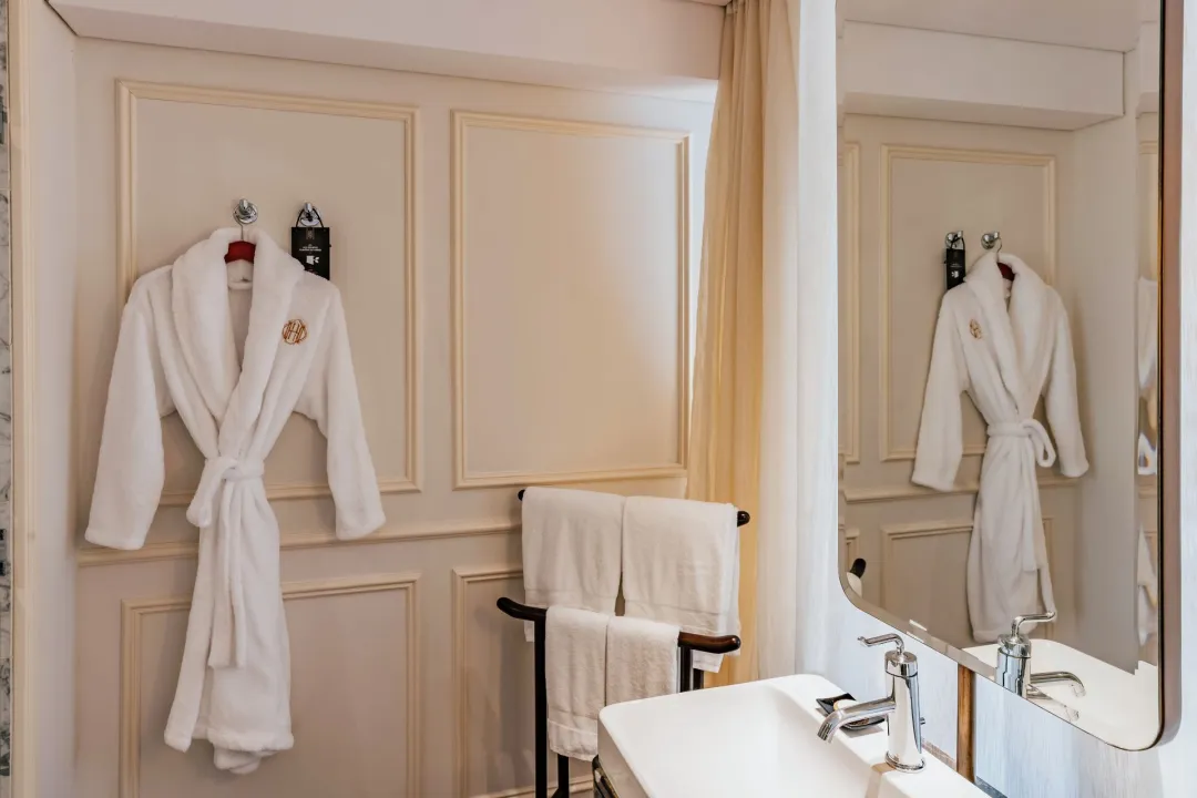 Odysseys Travel - Hotel des Arts Saigon - Rooms - Deluxe Room - Bathroom