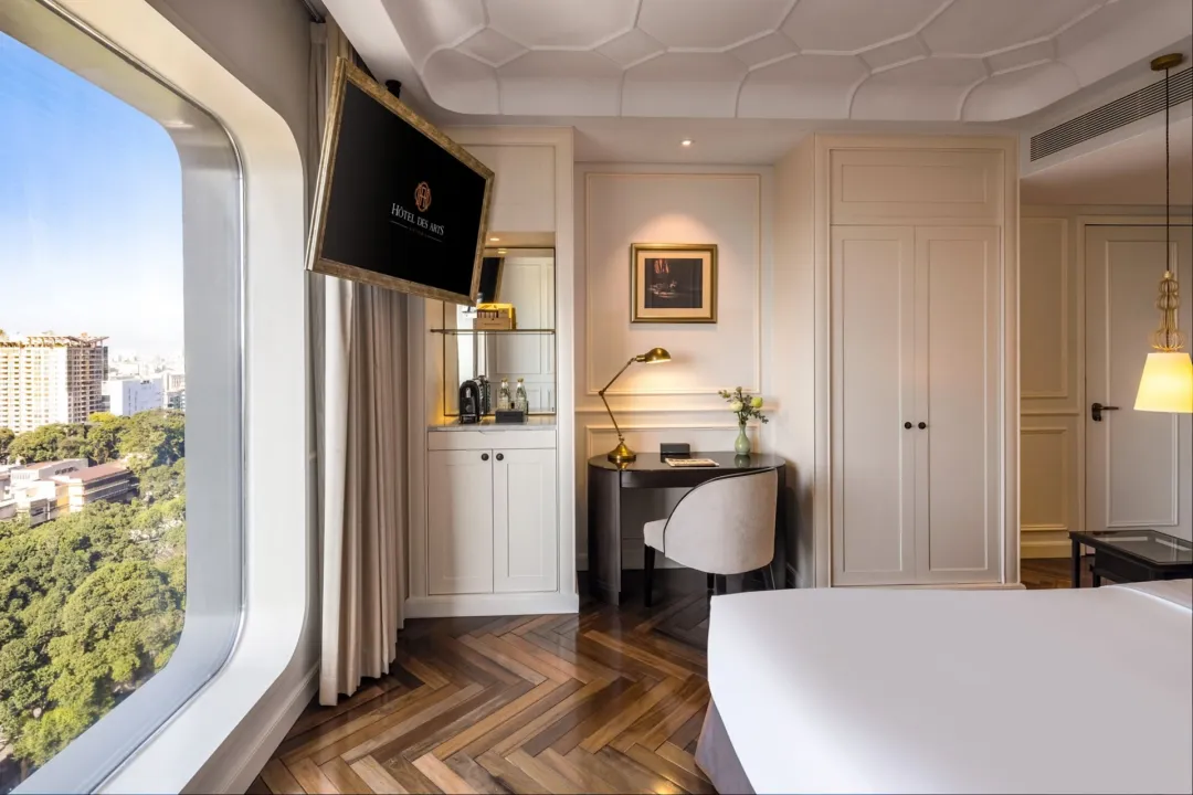 Odysseys Travel - Hotel des Arts Saigon - Rooms - Grand Deluxe Room - Bedroom
