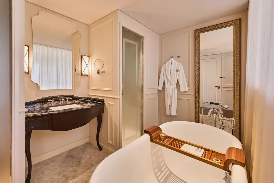 Odysseys Travel - Hotel des Arts Saigon - Rooms - Grand Deluxe Room - Bathroom