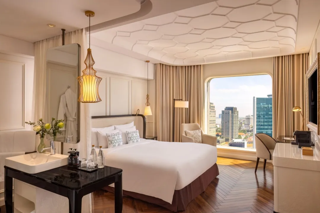 Odysseys Travel - Hotel des Arts Saigon - Rooms - Sky Executive Deluxe Room - Bedroom