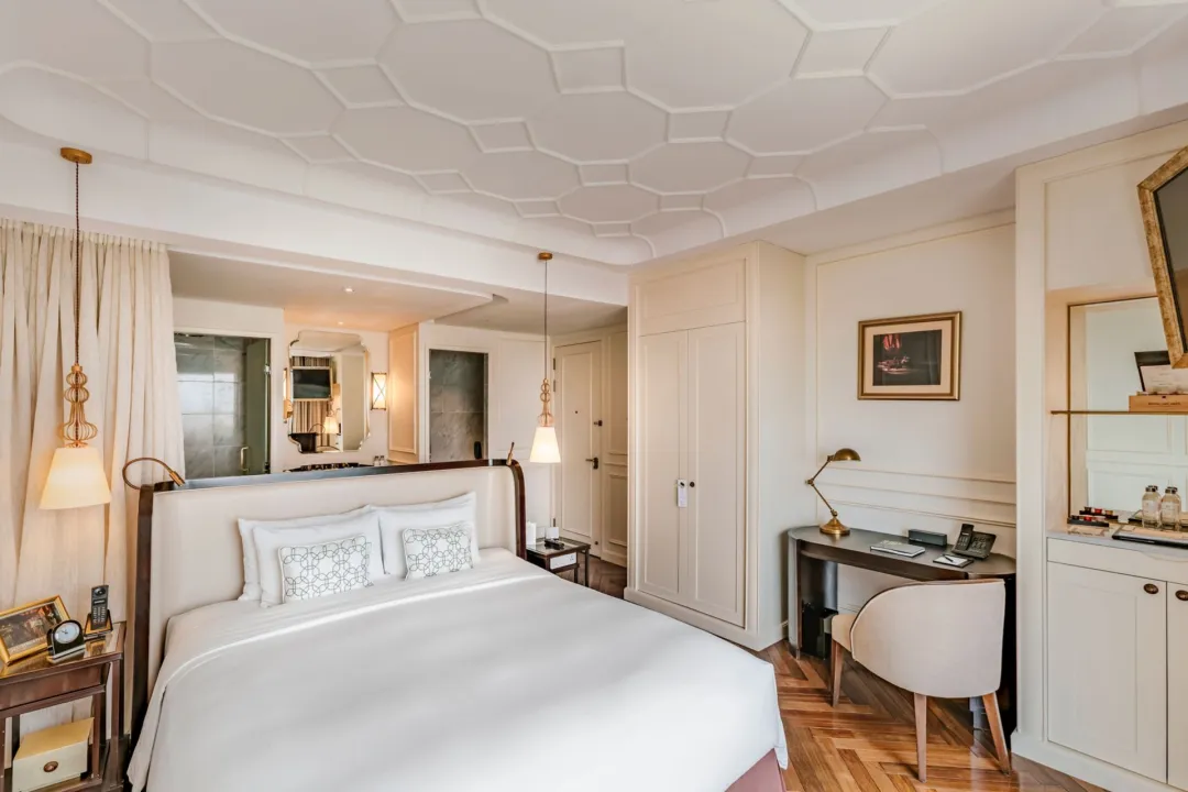 Odysseys Travel - Hotel des Arts Saigon - Rooms - Sky Executive Grand Deluxe Room - Bedroom