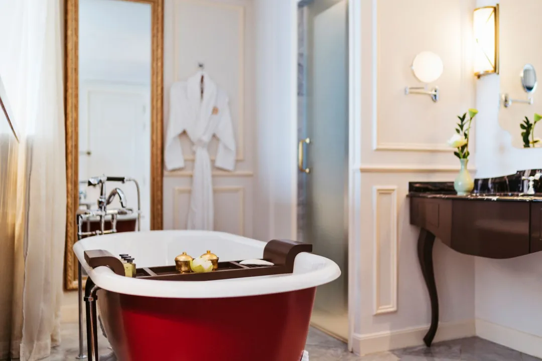 Odysseys Travel - Hotel des Arts Saigon - Rooms - Sky Executive Grand Deluxe Room - Bathroom