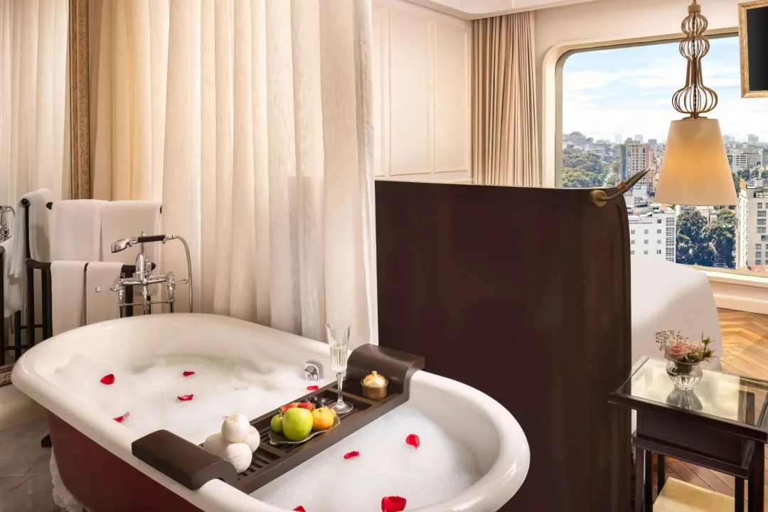 Odysseys Travel - Hotel des Arts Saigon - Rooms - Sky Executive Grand Deluxe Room - Bathtub Area