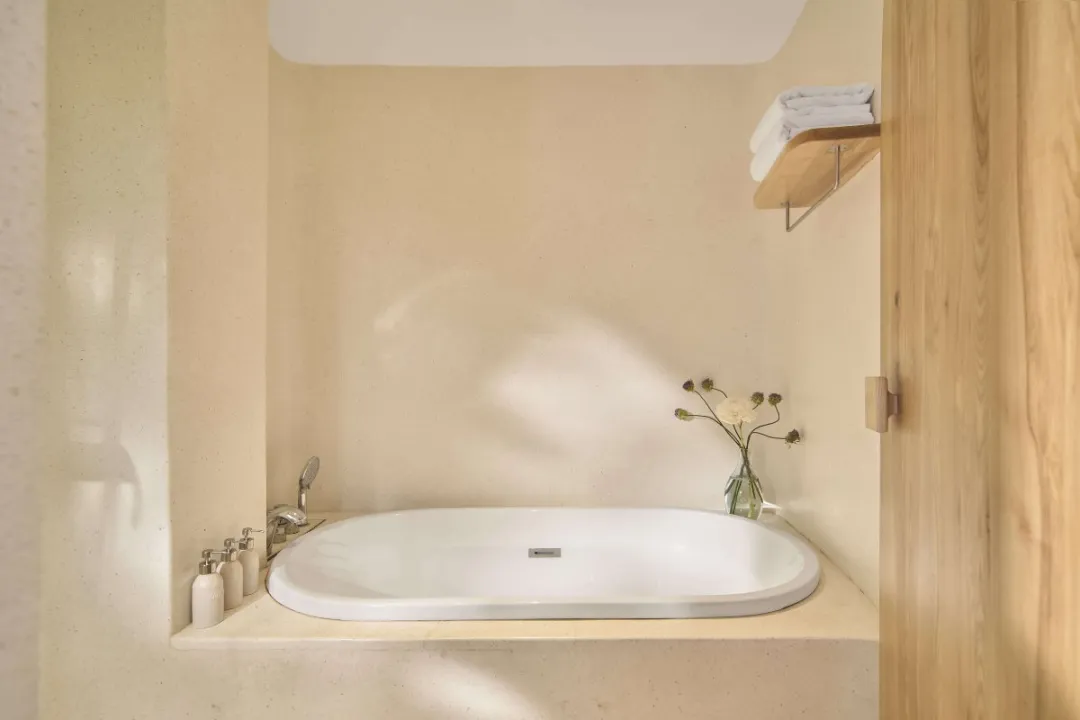Odysseys Travel - Silverland Ben Thanh Hotel - Rooms - Signature Ben Thanh - Bathroom Bathtub