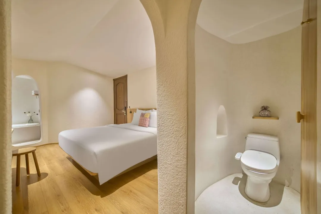 Odysseys Travel - Silverland Ben Thanh Hotel - Rooms - Signature Ben Thanh - Bedroom and Toilet Alcove