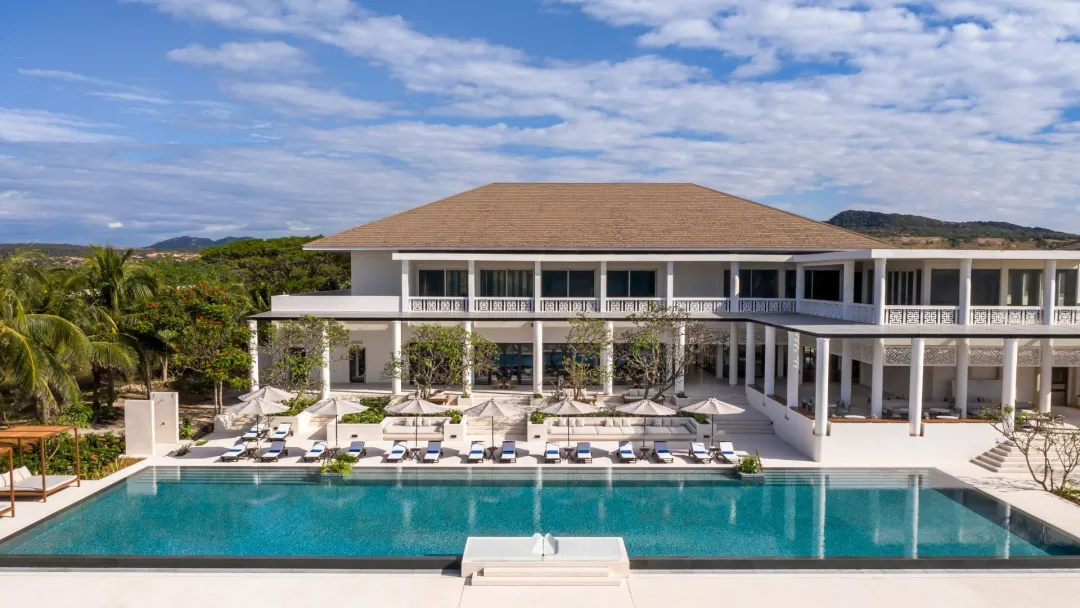 Odysseys Travel - Azerai Ke Ga Bay - Main Building and Pool