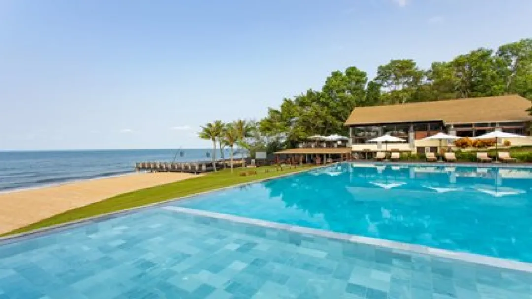 Odysseys Travel - Chen Sea Resort & Spa - Infinity Pool