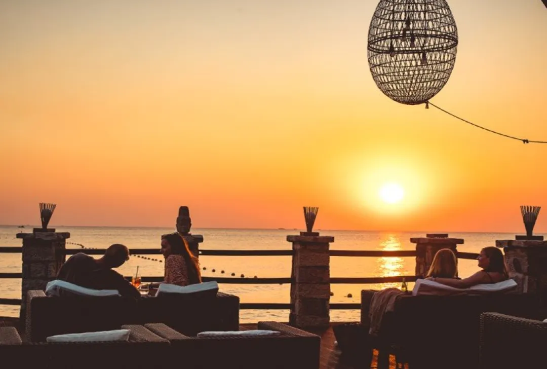Odysseys Travel - Chen Sea Resort & Spa - Ghe Bar - Sunset Lounge